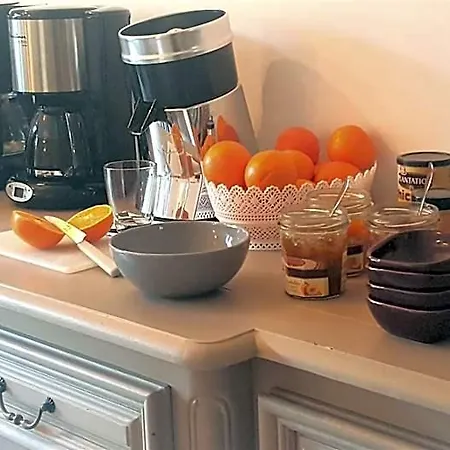 La Maison Blanche Bed & Breakfast 3*