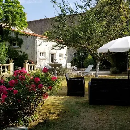 La Maison Blanche Couette-café 4*