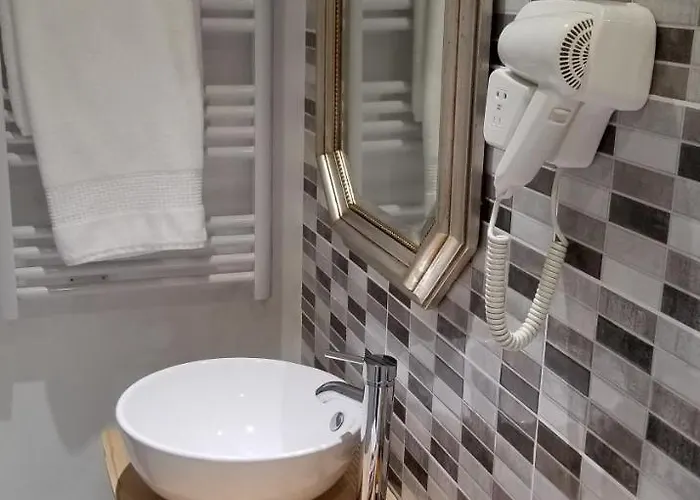 לינה וארוחת בוקר La Maison Blanche