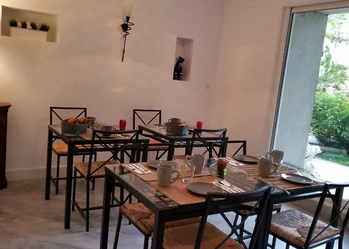 לינה וארוחת בוקר La Maison Blanche בליי